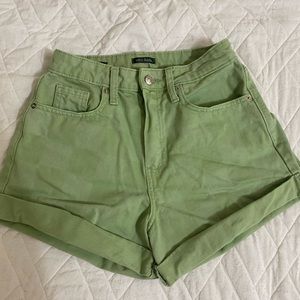 Green checkered print shorts. Size 00 - 24. Never worn, didn’t fit.